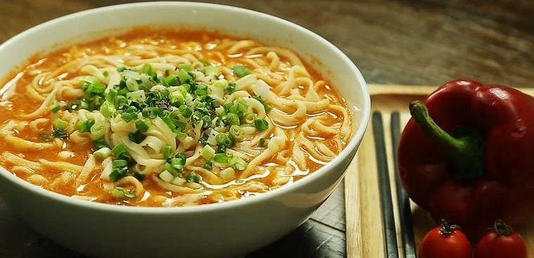 Mì ăn liền trở thành thực phẩm chính trong chế độ ăn, có thể gặp phải tình trạng thiếu hụt dinh dưỡng - Nguồn ảnh: Internet