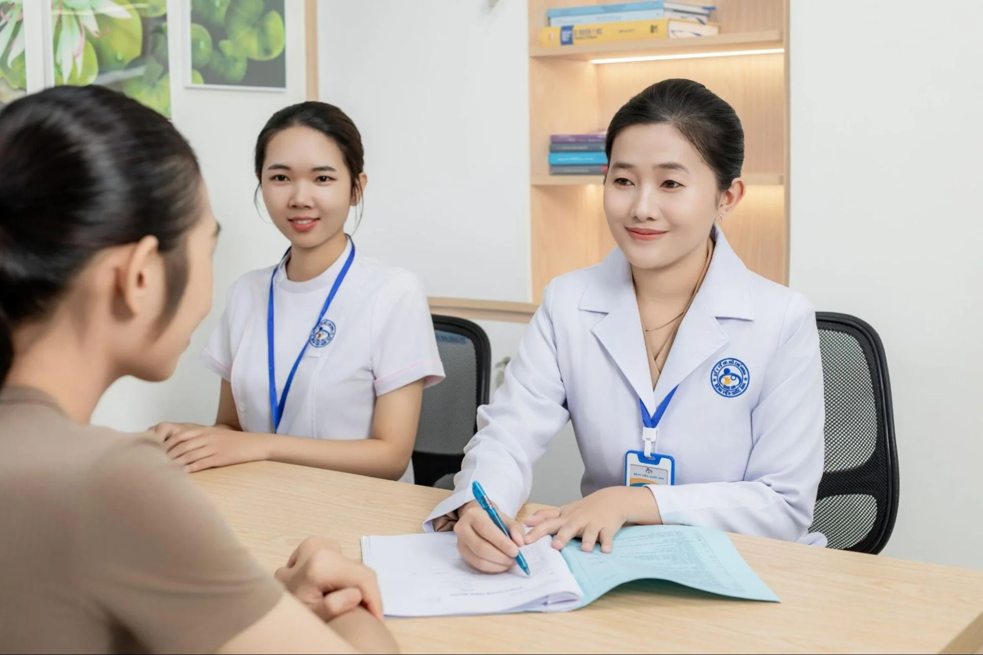 Bác sĩ Lê Nữ Hồng Phương đang tư vấn cho bệnh nhân