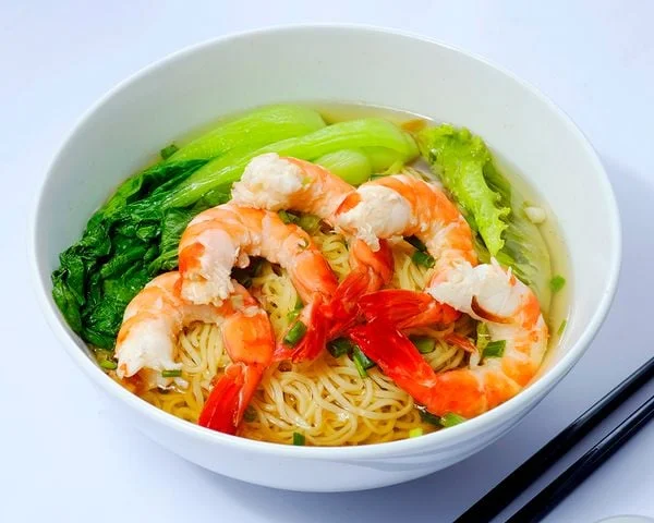 Biến gói mì thành một bữa ăn cân bằng bằng cách thêm rau xanh (như giá đỗ, cải ngọt), một quả trứng, và một ít thịt hoặc tôm. - Nguồn ảnh: Internet