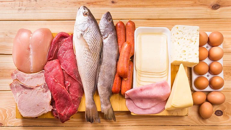 Dùng thực phẩm nhiều đạm, uống nhiều nước giúp mau hồi phục sau chọc hút trứng - Nguồn ảnh: Internet