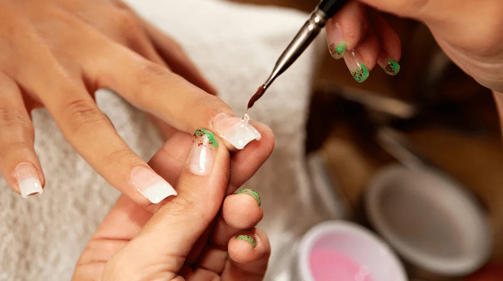 Làm nail tiếp xúc thường xuyên ảnh hưởng tiêu cực đến sức khỏe sinh sản - Nguồn ảnh: Internet