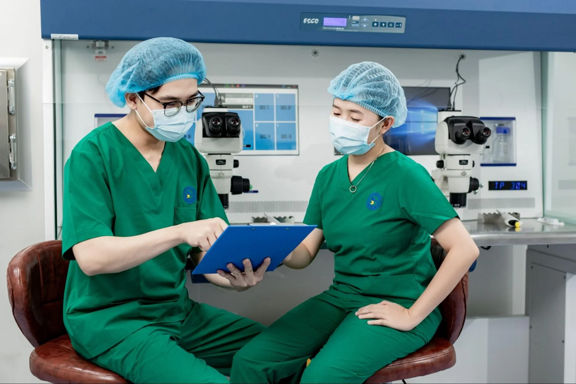 Phôi sau khi được tạo sẽ được lựa chọn chuyển vào buồng tử cung của người vợ