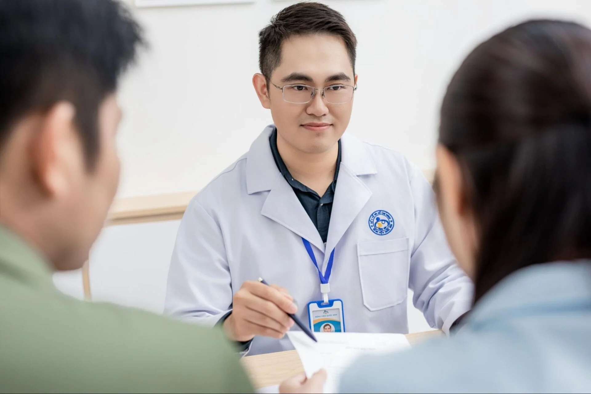 Nam giới nên đến thăm khám sớm nếu đã mong con hơn 1 năm mà chưa có.